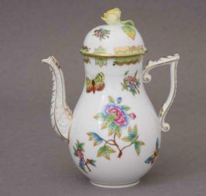 Queen Victoria Coffeepot 0.9l, Rose Knob by Herend